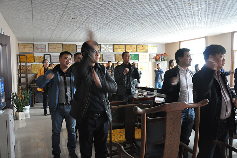 領導學員(yuán)展示舞蹈